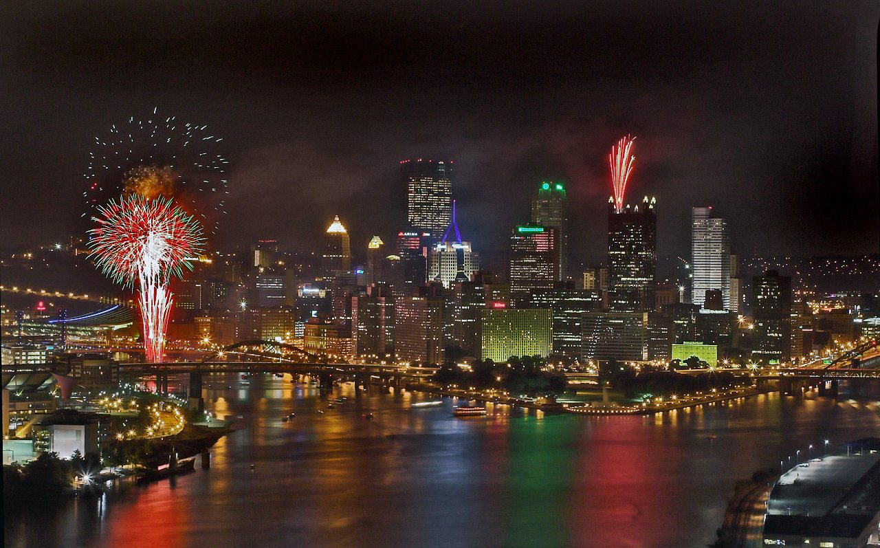 Night_view_of_Pittsburgh,_with_fireworks_(July_22,_2005)